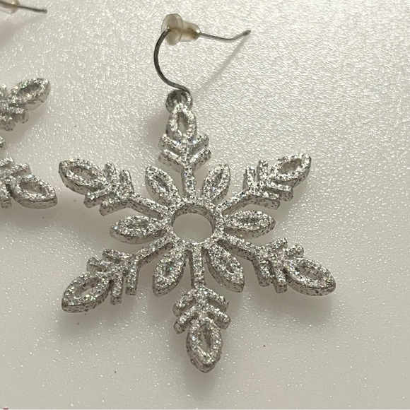 Lot of 2 Christmas Tree and Snowflake Dangle Rhinestone Earrings - Picture 7 of 15